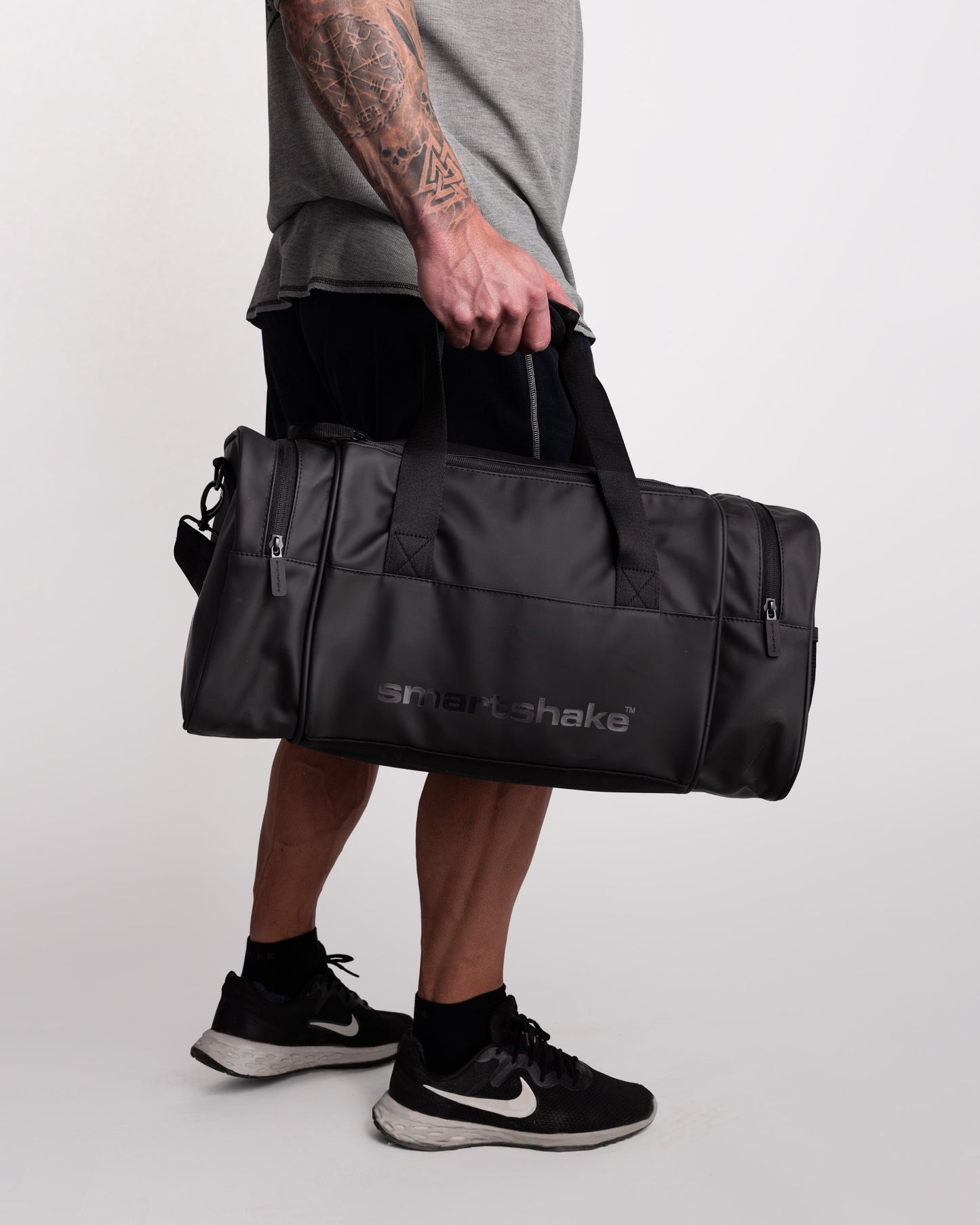 gym-bag-black-b1 Smartshake_GymBag_Black_lifestyle.jpg