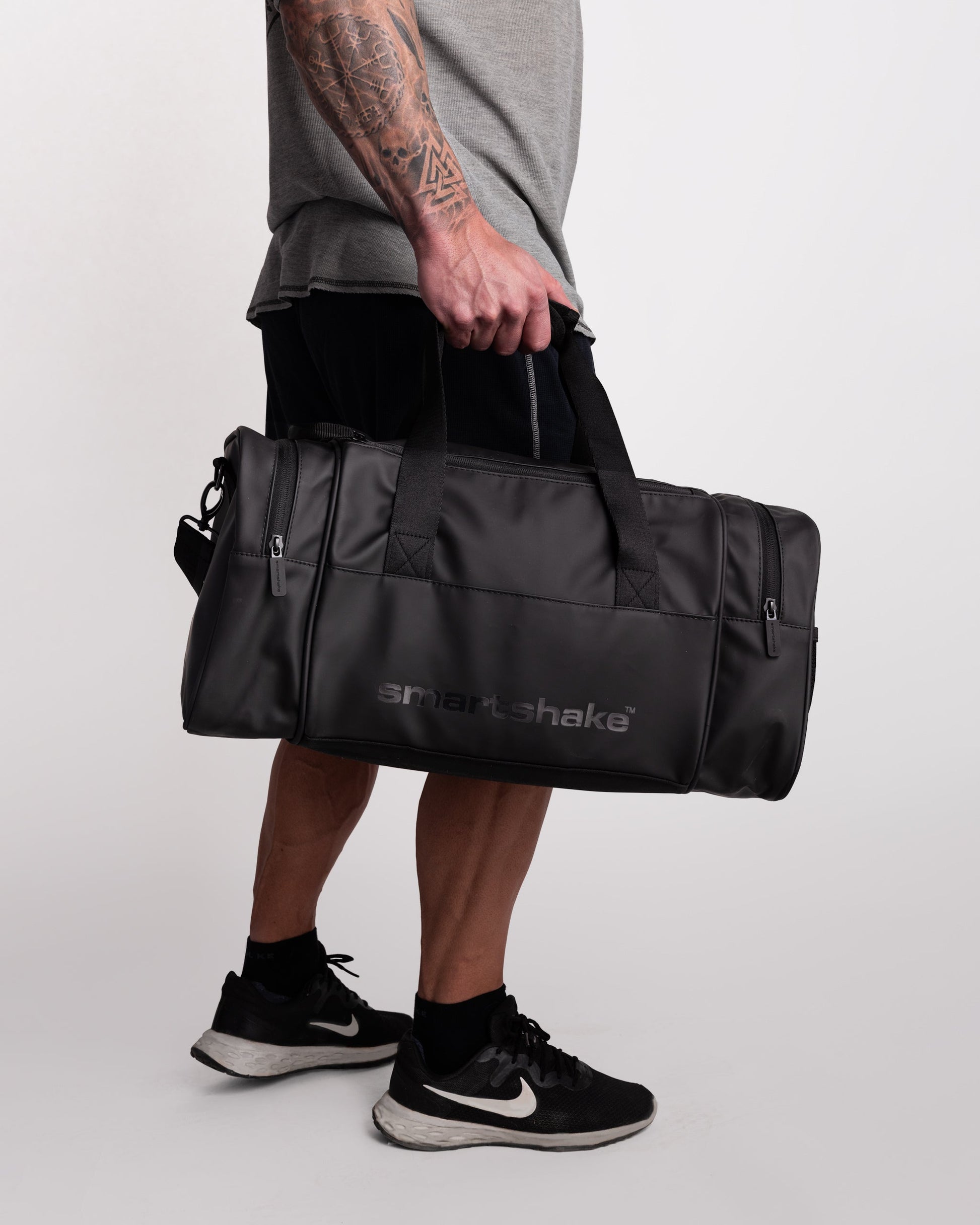 gym-bag-black-b1 Smartshake_GymBag_Black_lifestyle.jpg