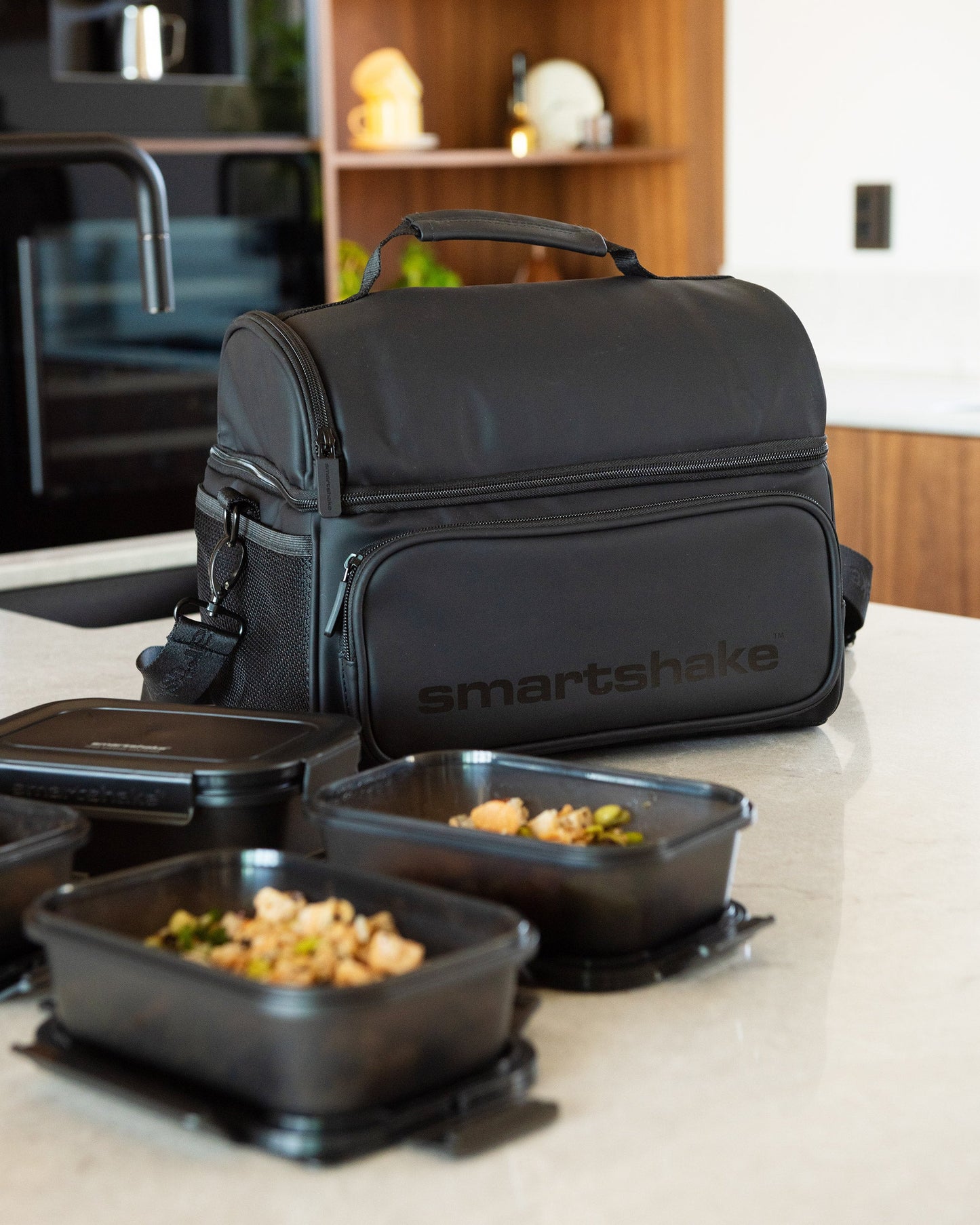 meal-prep-bag-black-with-4-food-containers-and-2-ice-packs-c8 Smartshake_Meal_Prep_Bag_Black_liefstyle.jpg