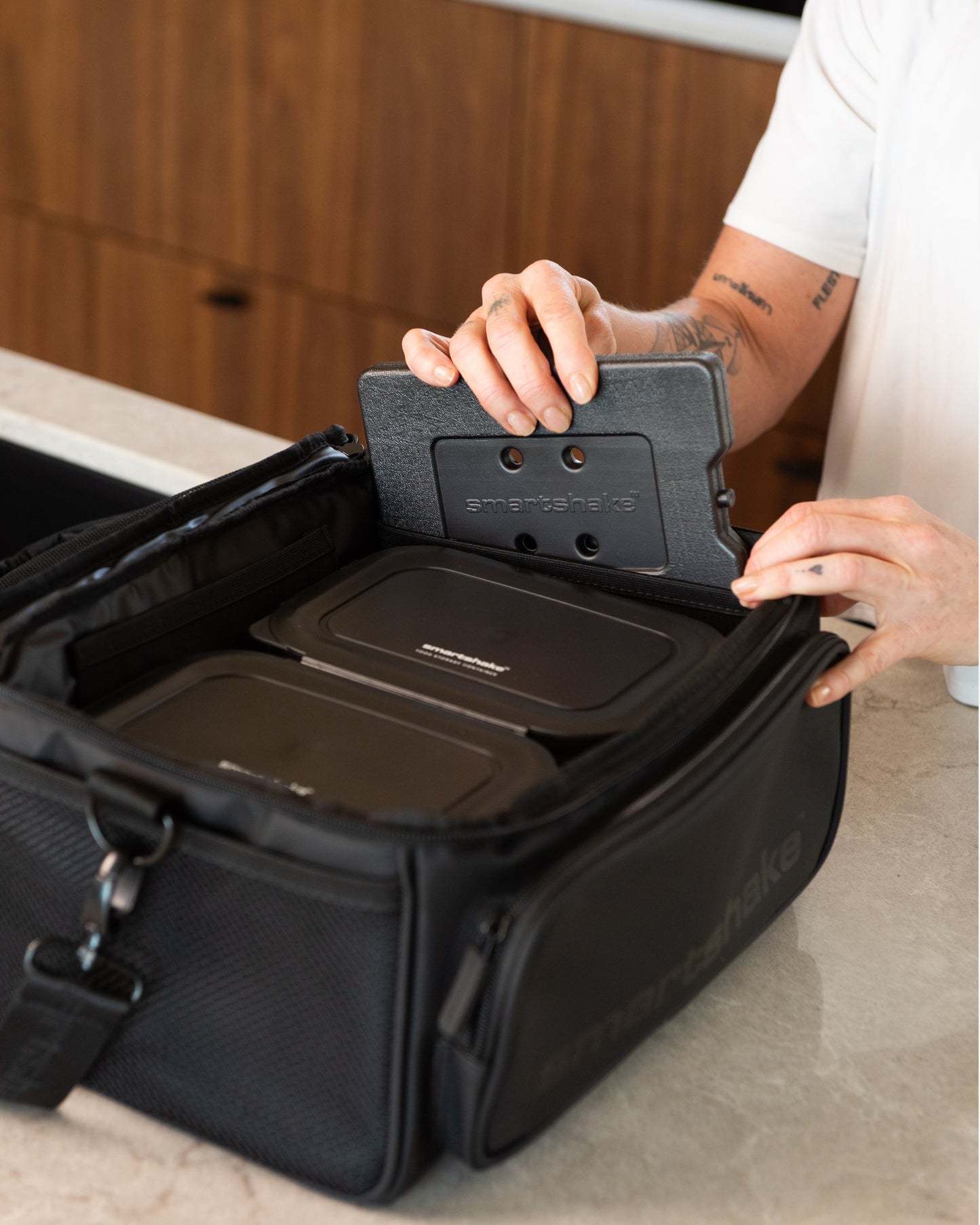 meal-prep-bag-black-with-4-food-containers-and-2-ice-packs-c8 Smartshake_Meal_Prep_Bag_Black_liefstyle_2.jpg