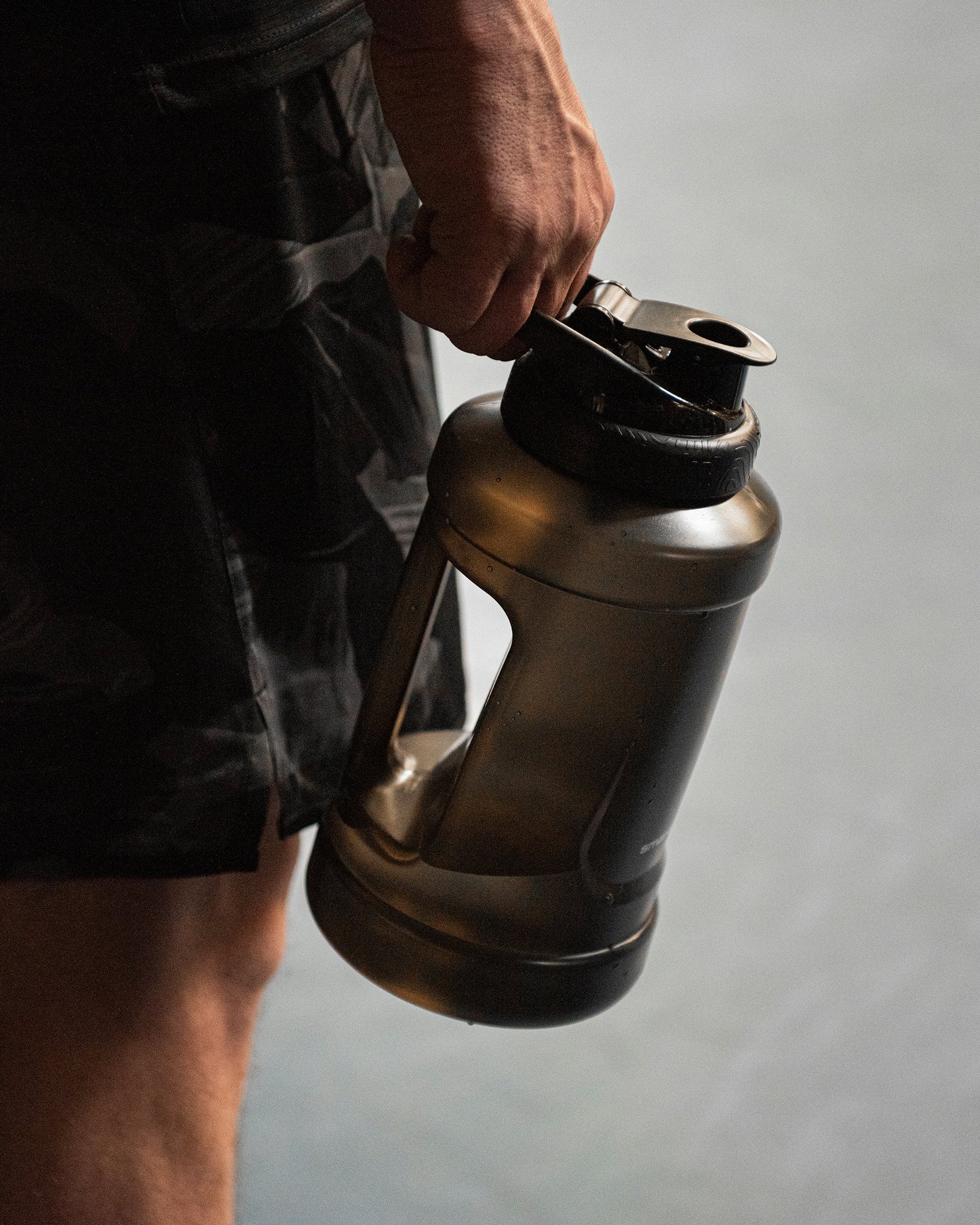 ultimate-jug-black-p9 Smartshake_Ultimate_Jug_black_lifestyle.jpg